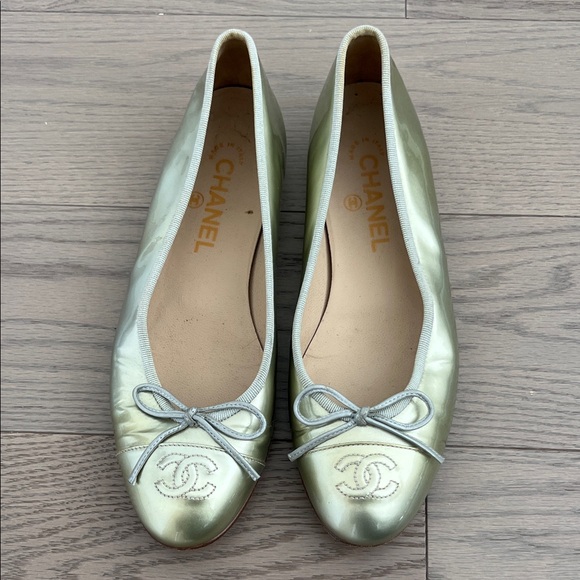 CHANEL Women's Metallic Silver Flats - Picture 1 of 10
